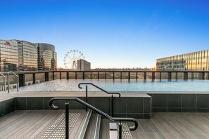 حمّام سباحة خارجي، حمّام سباحة مُدفَّأ