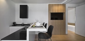 Kondominium Panorama | Dapur pribadi | Lemari es kecil, microwave (berdasarkan permintaan), dan kompor