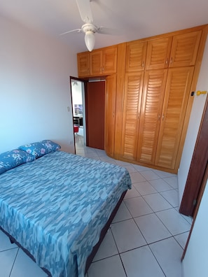 2 slaapkamers, een strijkplank/strijkijzer, gratis wifi, beddengoed