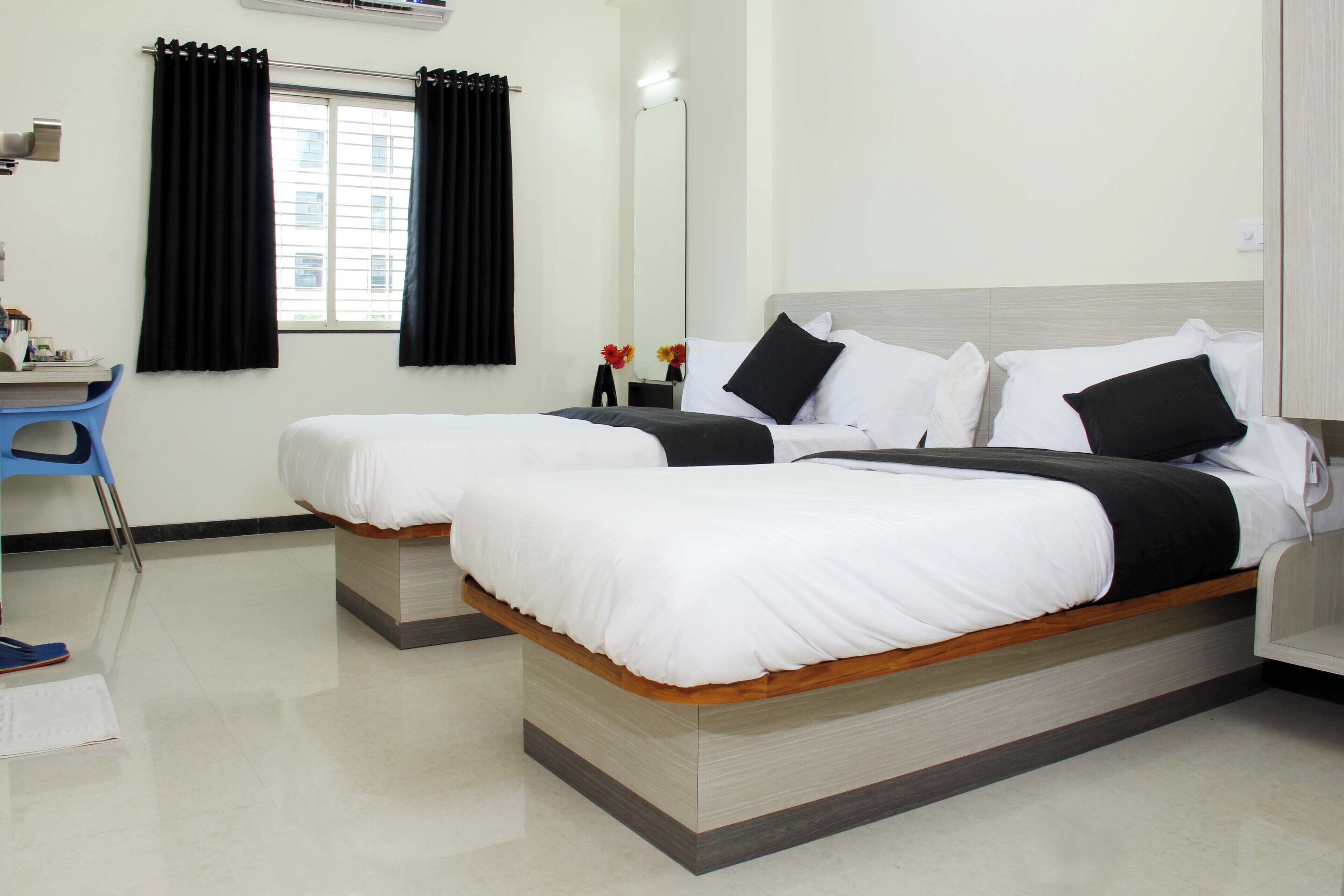 Deluxe Double Room | Bathroom | Shower, rainfall showerhead, free toiletries, hair dryer