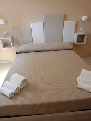 Comfort tweepersoonskamer, 1 queensize bed | Een bureau, geluiddichte muren, gratis wifi