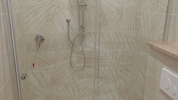 Chambre Double Confort, 1 grand lit | Salle de bain