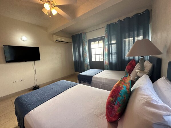 1 chambre, coffres-forts dans les chambres, fer et planche à repasser