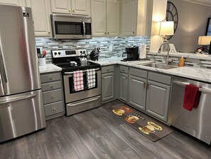 Réfrigérateur, four à micro-ondes, mélangeur