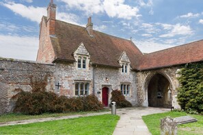 Exterior - Cloisters Cottage -  a cottage that sleeps 6 guests  in 3 bedrooms (Chichester)