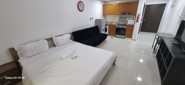 Iron/ironing board, WiFi, bed sheets