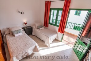 4 bedrooms, in-room safe, iron/ironing board, travel crib - Just 80 meters from the beach and center, ideal for families. (Playa Blanca)