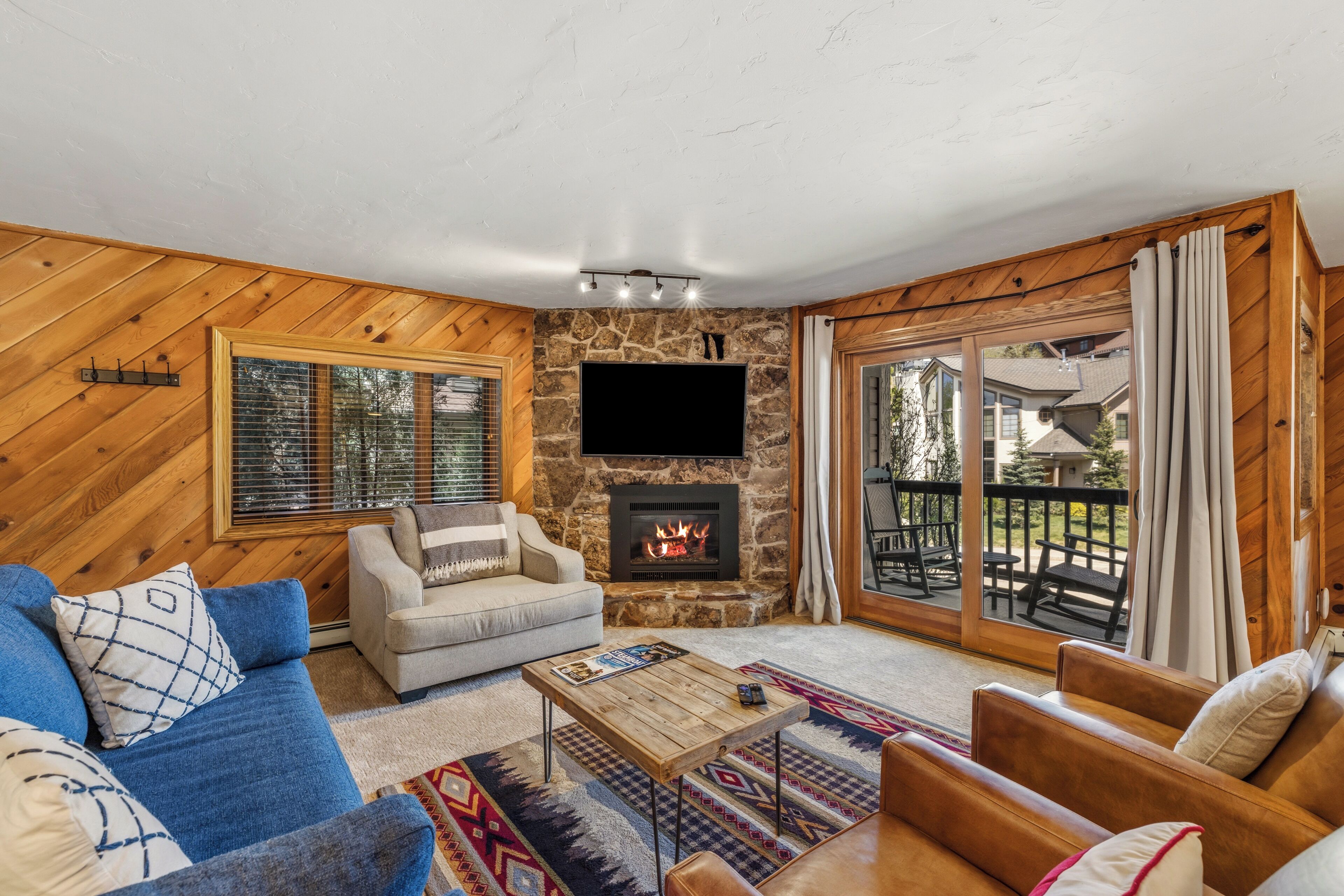 TV, fireplace