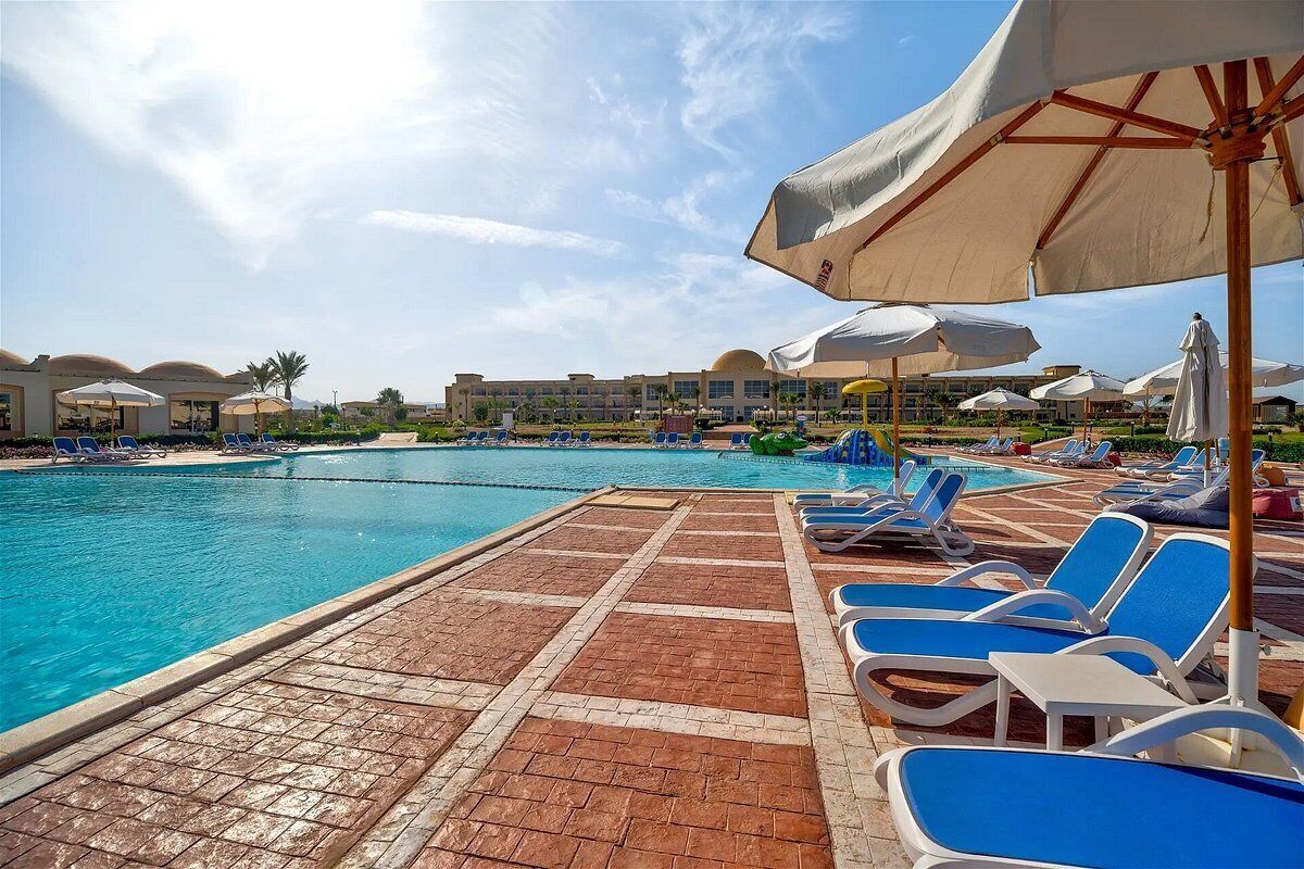 2 piscine all'aperto, ombrelloni da piscina, lettini