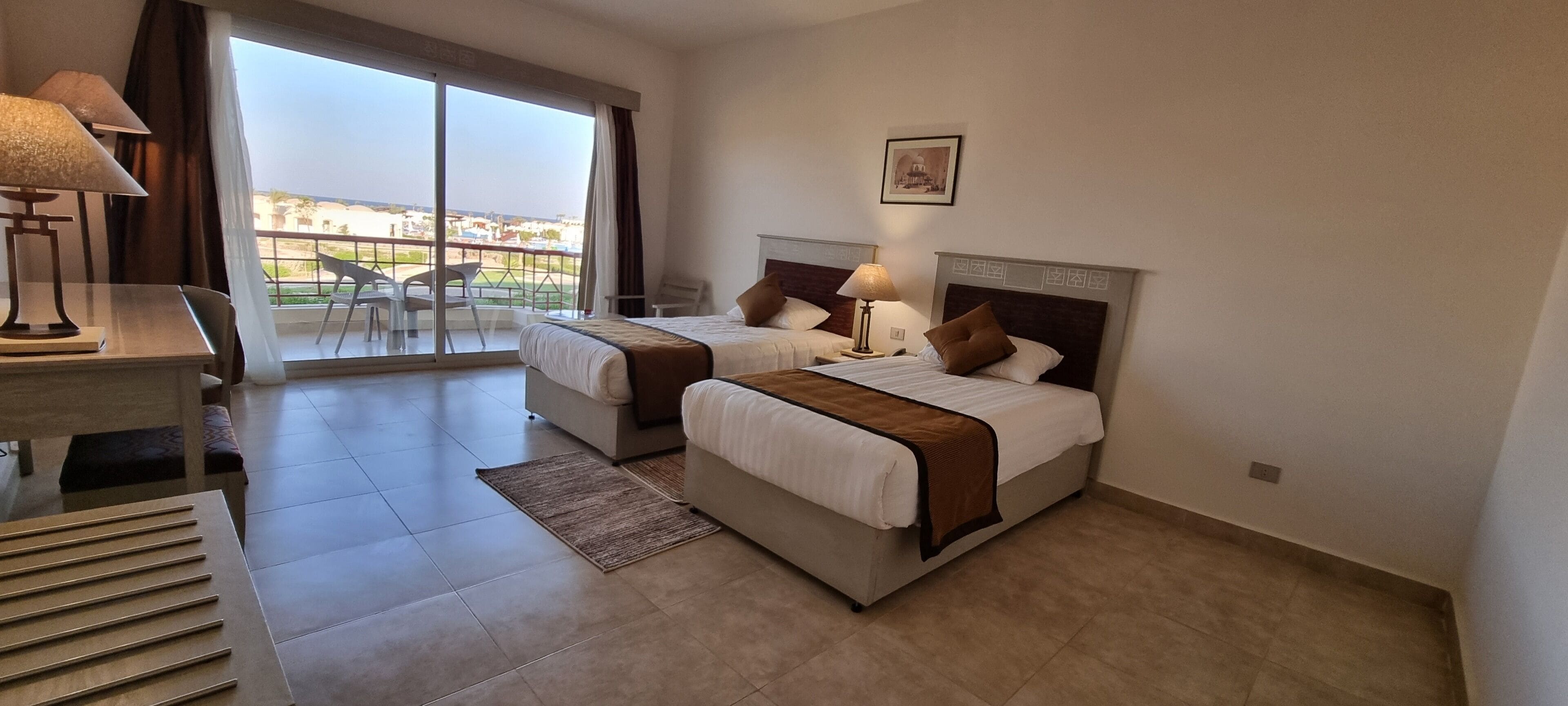 Een minibar, een kluis op de kamer, een bureau, geluiddichte muren