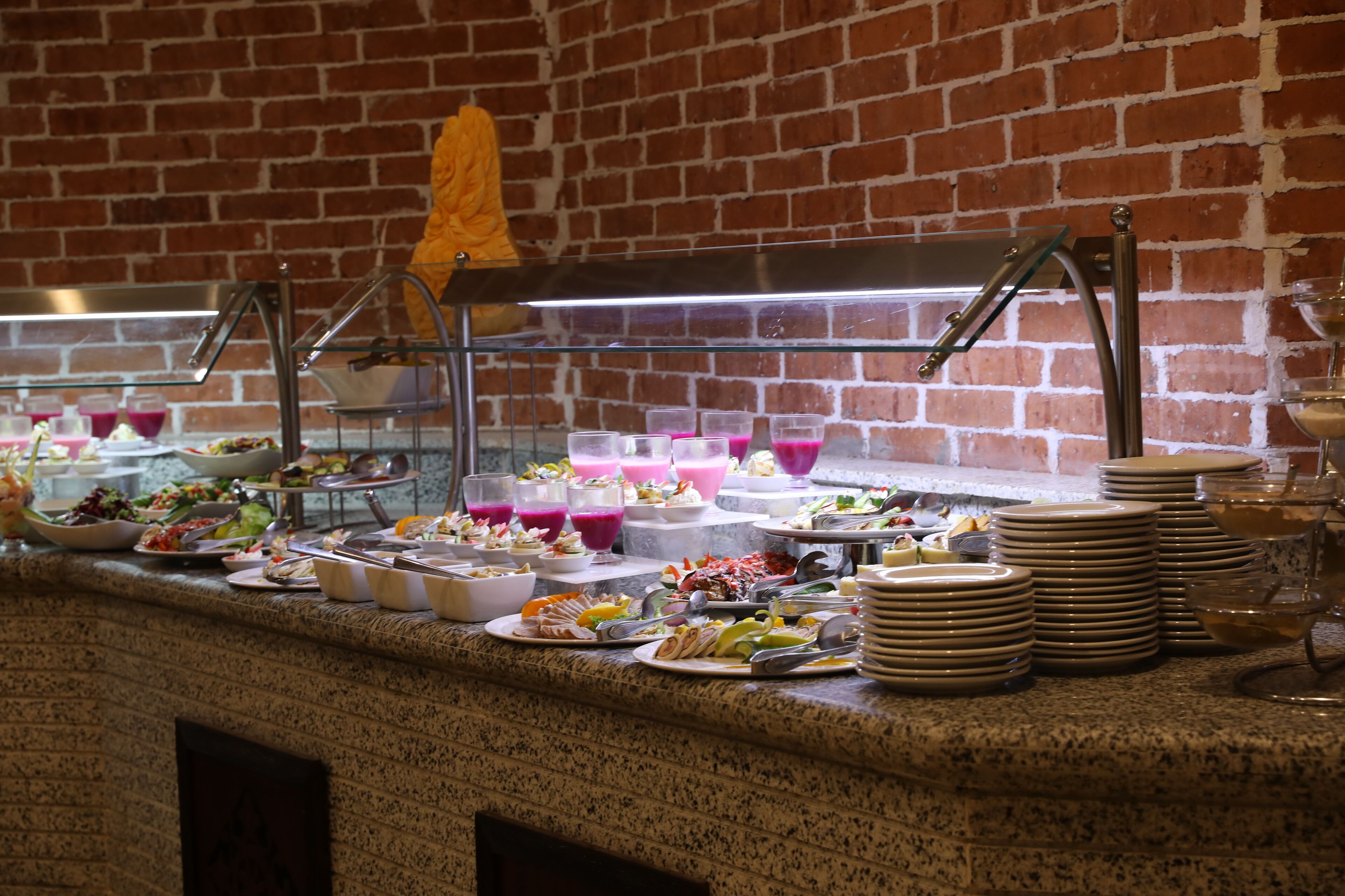 Un bufé con distintos alimentos y bebidas.