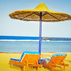 Plage privée, chaises longues, parasols, serviettes de plage