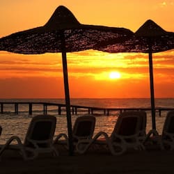 Bãi biển riêng, ghế dài tắm nắng, dù trên bãi biển, khăn tắm biển
