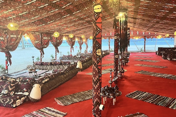 Özel plaj, şezlong, plaj şemsiyesi, plaj havlusu