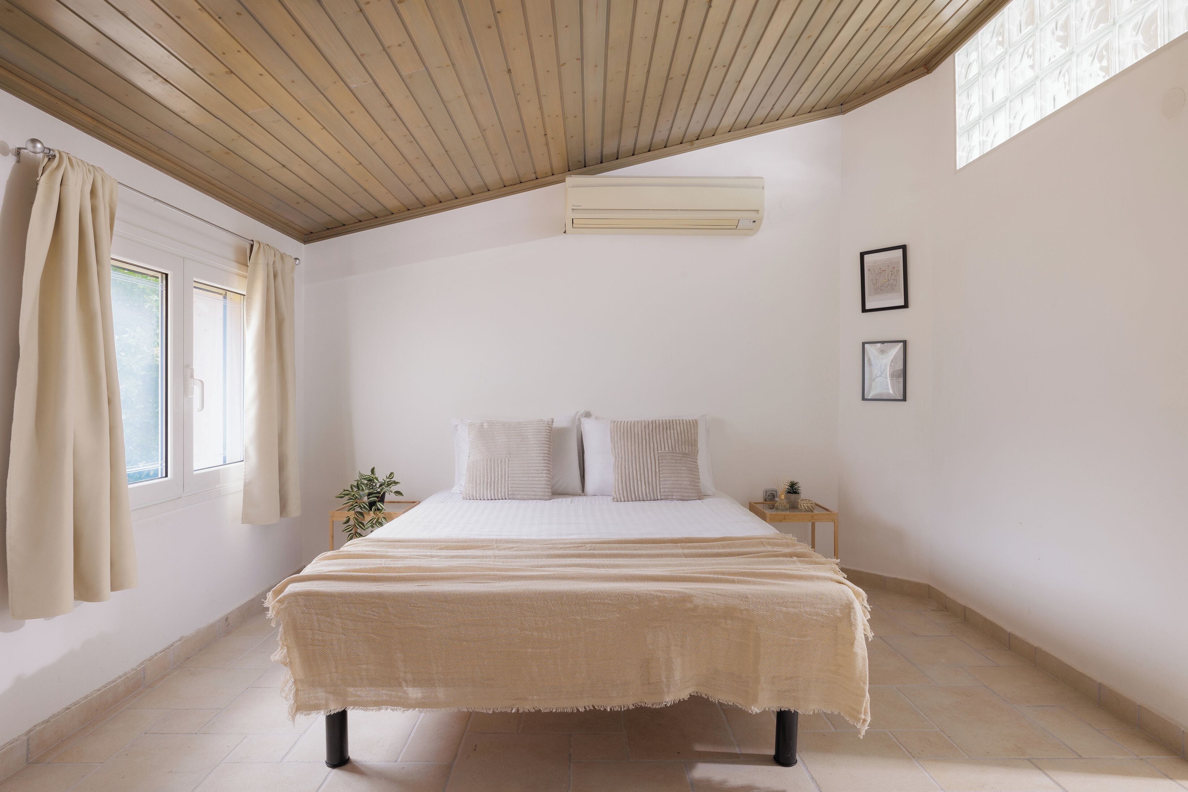 1 habitación, tabla de planchar con plancha, wifi gratis y ropa de cama 