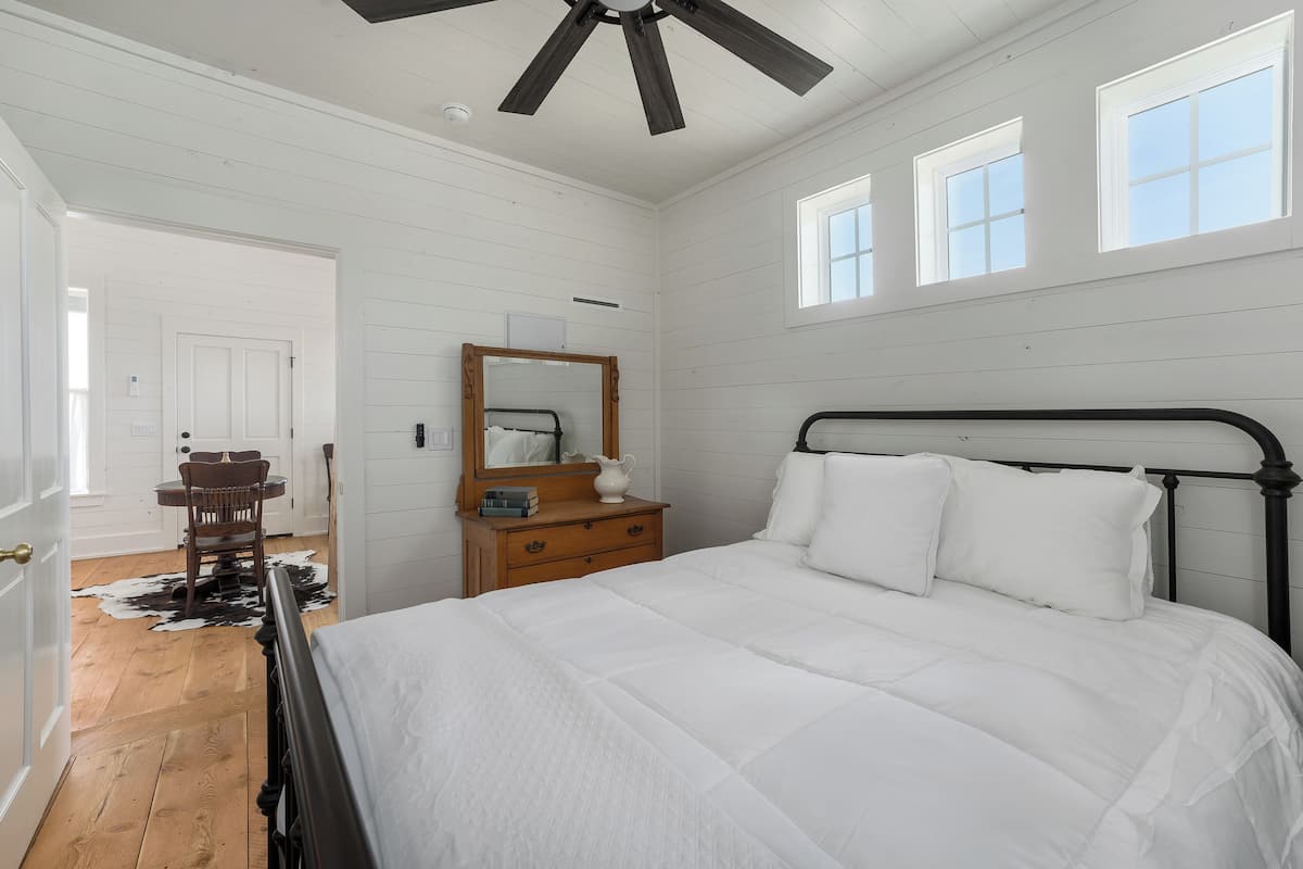 Premium bedding, down duvets, iron/ironing board, free WiFi