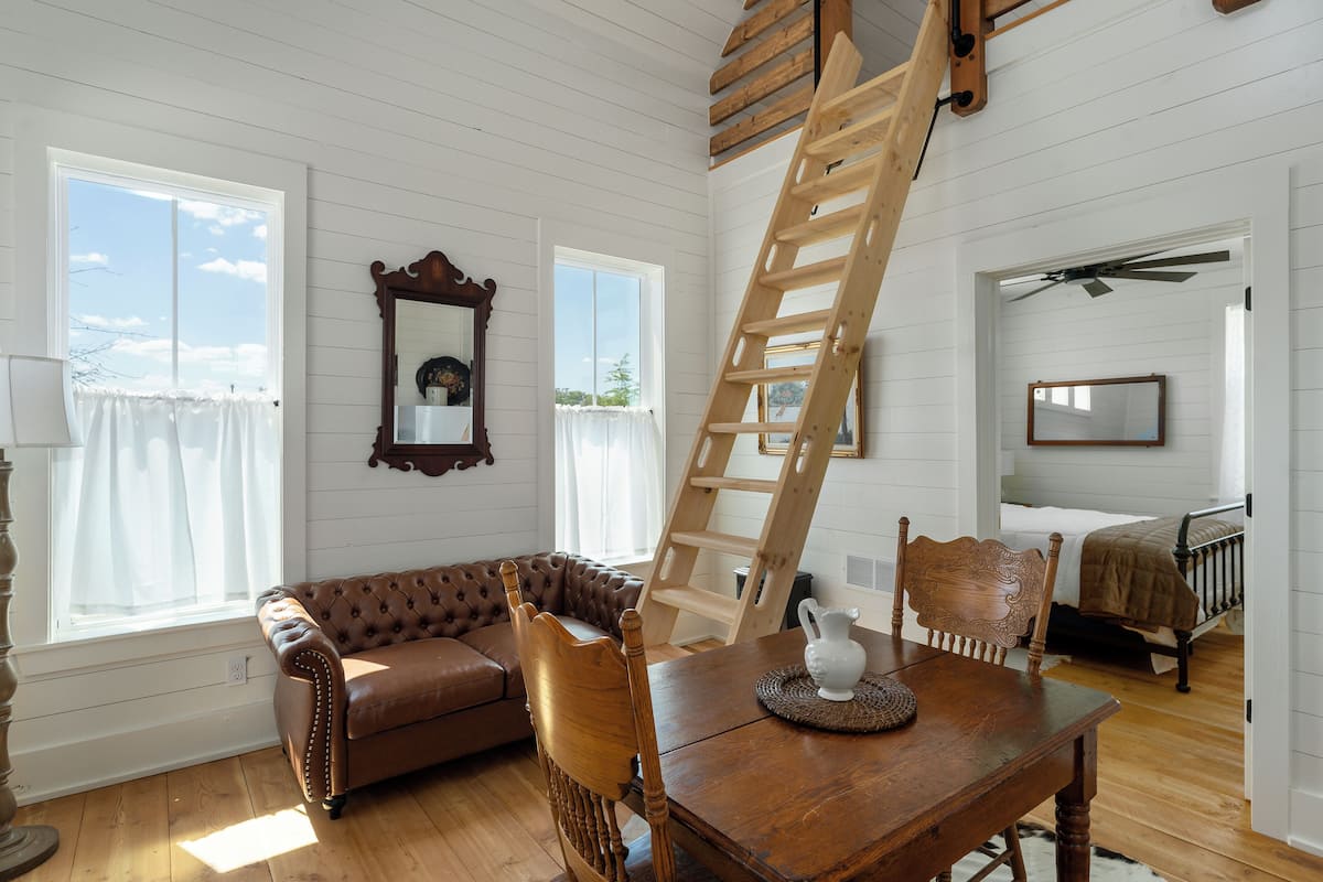 Familie huisje, 2 slaapkamers, kitchenette, uitzicht op resort | Woonruimte