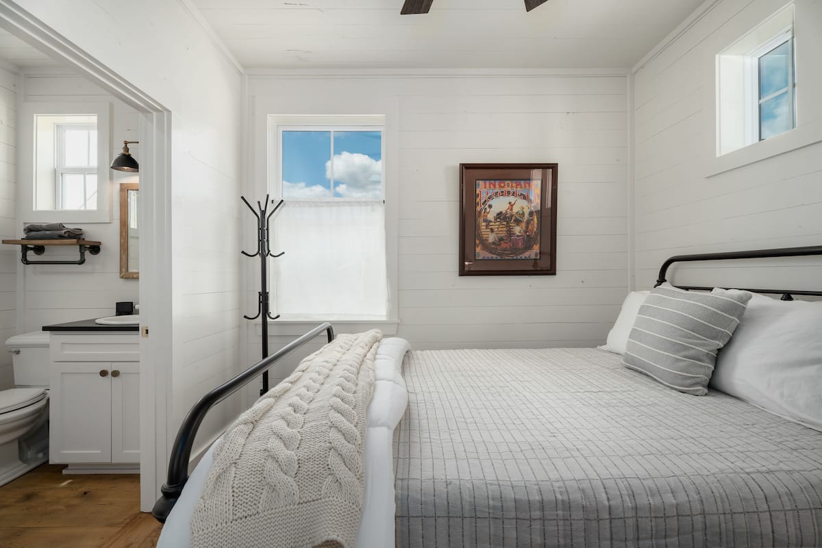 Eenvoudig huisje, 1 queensize bed, kitchenette, uitzicht op resort | 2 slaapkamers, luxe beddengoed, donzen dekbedden