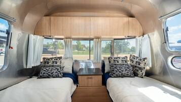 Perushuone, 2 yhden hengen sänkyä, keittotila, näköala lomakeskukseen | 2 makuuhuonetta, ylelliset vuodevaatteet, untuvapeitot