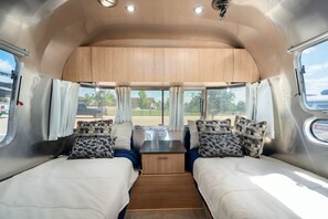 Eenvoudige kamer, 2 eenpersoonsbedden, kitchenette, uitzicht op resort | Luxe beddengoed, donzen dekbedden, individueel gedecoreerd