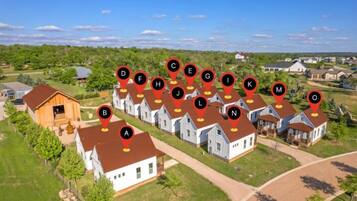 Zona residencial con casas señaladas por fichas con números.