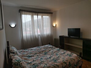 2 bedrooms, iron/ironing board, WiFi, bed sheets - FARIS is a bright centrally located apartment with nice danube and city view (Donji Milanovac)