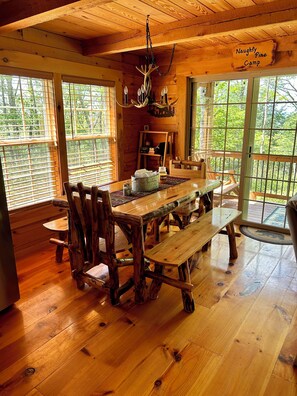 Dining - Cozy Log Cabin / Penn State Football / 20 Minutes to State College, PA (Spring Mills)