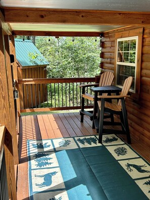 Outdoor dining - Cozy Log Cabin / Penn State Football / 20 Minutes to State College, PA (Spring Mills)