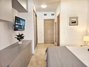 2 quartos, cofres nos quartos, ferros/tábuas de passar roupa