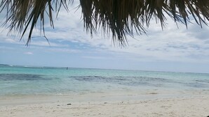 A beach with clear turquoise water and a sandy shore. - Hotel boca del mar Bocachica playa   (Boca Chica)