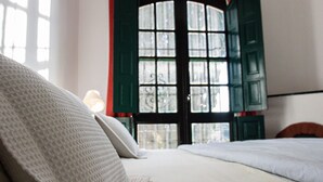 Classic Room | Bathroom | Shower, rainfall showerhead, towels - Hosteria El Potrerillo de Larreta (Alta Gracia)