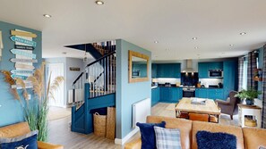 Smart TV, fireplace - Seaview Coastal Cottage - Sleeping 6 in 3 Bedrooms - Pool and Beach Access (Beach Path - View of The Bay and Brigg)