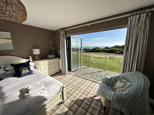 Seaview Coastal Cottage - Sleeping 6 in 3 Bedrooms - Pool and Beach Access
