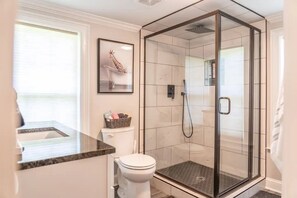 Hair dryer, towels, soap, toilet paper - Raleigh Home w/ Land and Hot Tub! (Raleigh)