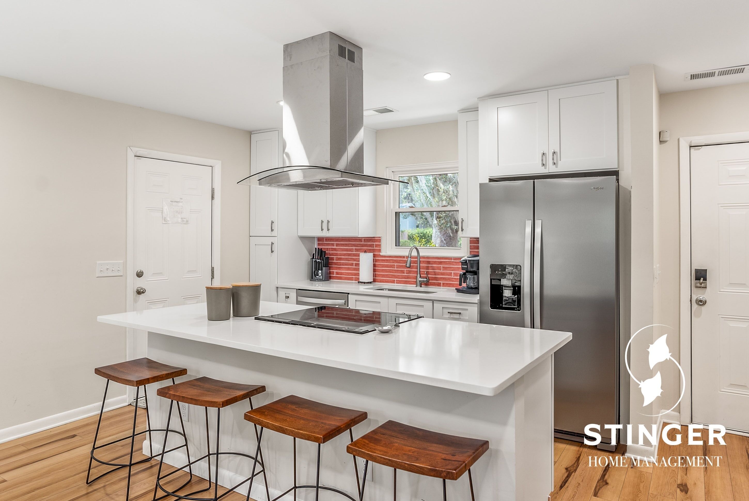 Jääkaappi, mikroaaltouuni, uuni, liesi