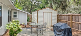 Pet-Friendly Bungalow Near Parris Island, Downtown Waterfront & Parks
