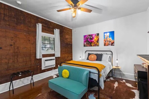 1 bedroom, iron/ironing board, travel crib, WiFi - Spanish Town Revival Upscale Downtown Retreat (Baton Rouge)