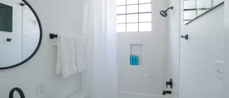 SĂšche-cheveux, serviettes fournies, savon, shampoing