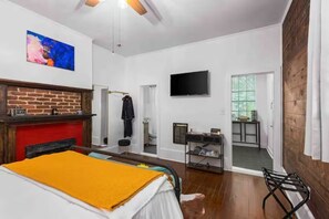 1 bedroom, iron/ironing board, travel crib, WiFi - Spanish Town Revival Upscale Downtown Retreat (Baton Rouge)
