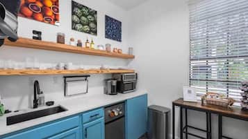 Kühlschrank, Mikrowelle, Wasserkocher mit Kaffee-/Teezubehör, Toaster