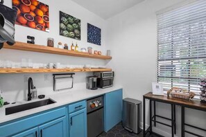 Fridge, microwave, coffee/tea maker, toaster - Spanish Town Revival Upscale Downtown Retreat (Baton Rouge)