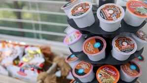 Exhibición de diversos productos de café y té en recipientes.
