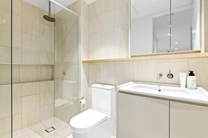 Shower, hair dryer, towels, soap - Contemporary Comfort (Footscray)