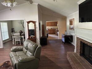 Smart TV, fireplace - Farmhouse home located near Eufaula and Clayton, AL (Eufaula)