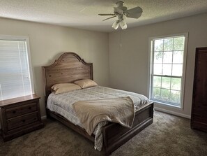 3 bedrooms, iron/ironing board, free WiFi, bed sheets - Farmhouse home located near Eufaula and Clayton, AL (Eufaula)