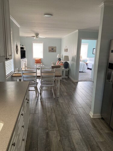 3 blocks from Taylors Creek, 1 mile from Beaufort waterfront and boat ramp