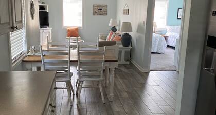 3 blocks from Taylors Creek, 1 mile from Beaufort waterfront and boat ramp