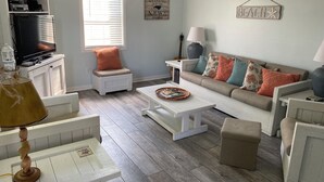 A living room with a television, a sofa, a coffee table, and a lamp. - 3 blocks from Taylors Creek, 1 mile from Beaufort waterfront and boat ramp (Beaufort)