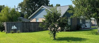 3 blocks from Taylors Creek, 1 mile from Beaufort waterfront and boat ramp