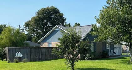 3 blocks from Taylors Creek, 1 mile from Beaufort waterfront and boat ramp
